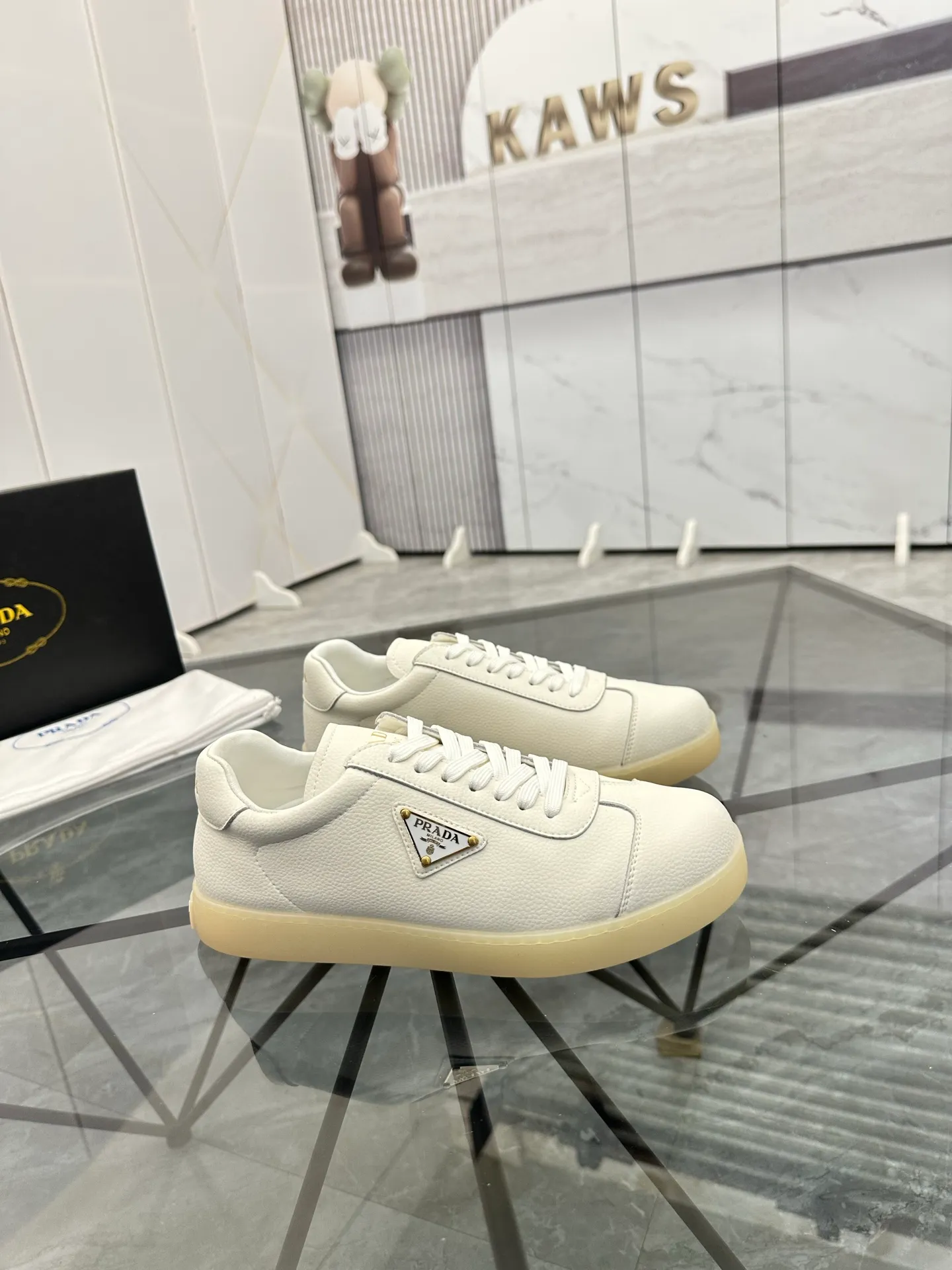 Men's shoes: 💰P400¥ Product trademark: Prada *"Prada*" low-top casual shoes Regular size: 38-44 (can be customized to 45) Product materials: imported cowhide upper, sheepskin lining, original outsole. Number: 020